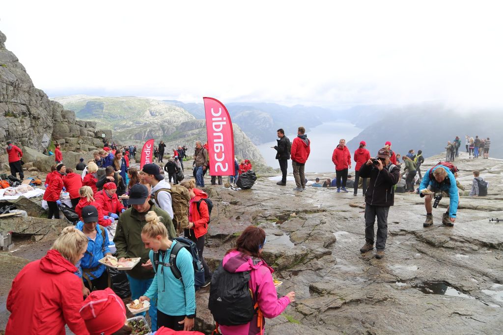 Tarhotellfrokosttilnyehyderserverte250gjesterpPreikestolen.jpeg