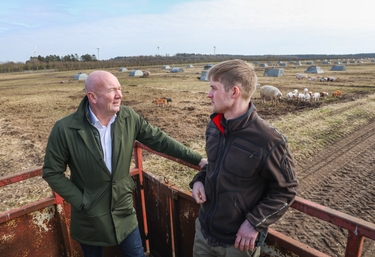 Karsten Varshøj Nielsen og Håkon Ladegaard på gården.JPG