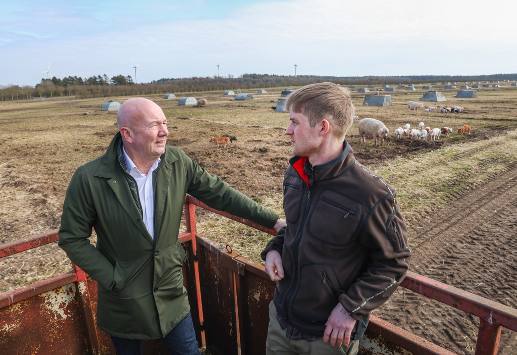 Karsten Varshøj Nielsen og Håkon Ladegaard på gården.JPG