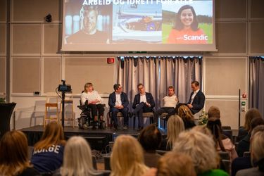 Panelsamtale med Kristine Johansen, Tor Andreas Bremnes, Asle Prestegard, Bjørnar Erikstad og moderator Lars Vestad. Foto  Tone Mella.jpg