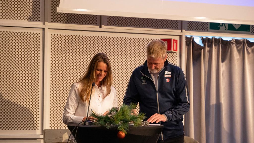Utvidet avtale - Direktør for marked, merkevare og kommunikasjon, Tine Birkeland Westby, og kommersiell sjef Jan Erik Aalbu i NHF under signeringen av den nye avtalen. Foto Tone Mella - Scandic Norge.jpg