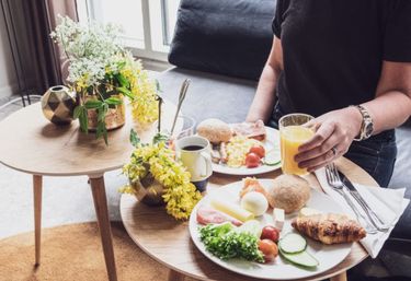 ScandicWomanholdingjuiceBreakfastCovidDSCF77.jpeg