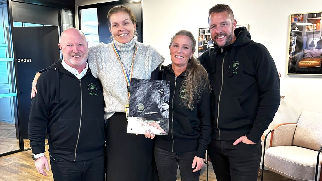 HR-direktør Elin Ekrol tok imot prisen på vegne av Scandic Norge. Her er Ekrol flankert av jobbkonsulentene Roy Skalleberg (f.v.) og Oona Egge Hølen, samt daglig leder Tobias Hofsøy. Foto Sammen for livet.jpg