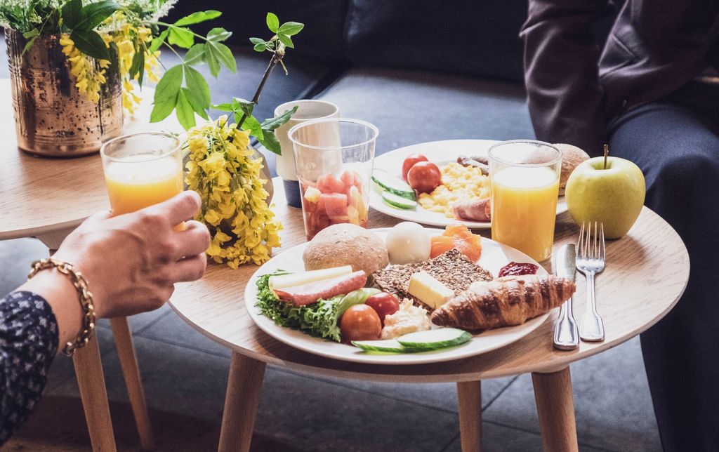 ScandicTwopeopleeatingbreakfastCOVIDDSCF7936.jpeg