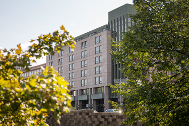 Facade from the right - Scandic Nürnberg Central.png