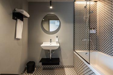 ScandicNrreportkingsuperiorroomKSbathroomwithbathtub.jpeg