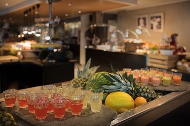 ScandicNidelvenferskpressetfruktoggrnnsaksshotsogsmoothie.jpeg