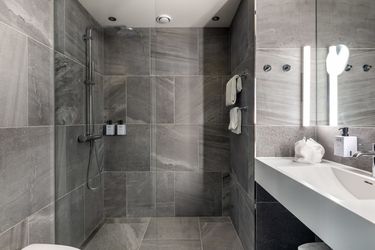 ScandicSpectrumroombathroom.jpeg