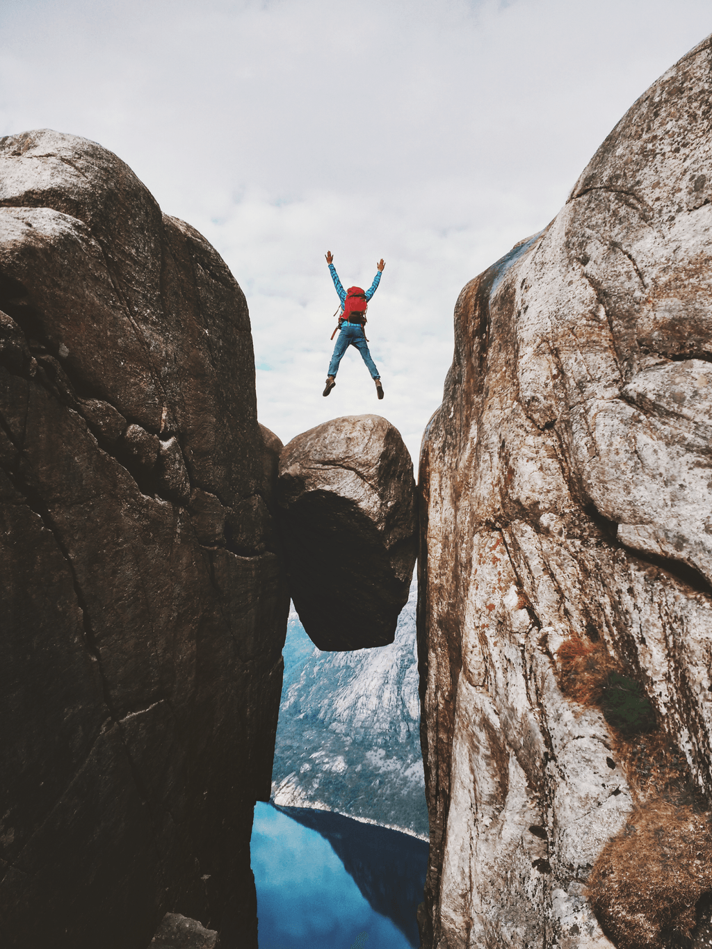 1-norway-mountain-Kjerag.png
