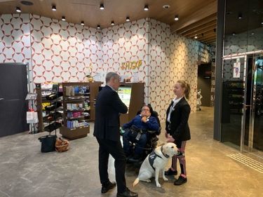 F.v.ScandicstilgjengelighetsambassadrMagnusBerlundmedOveStrmmeogRikkeUllmann..jpeg